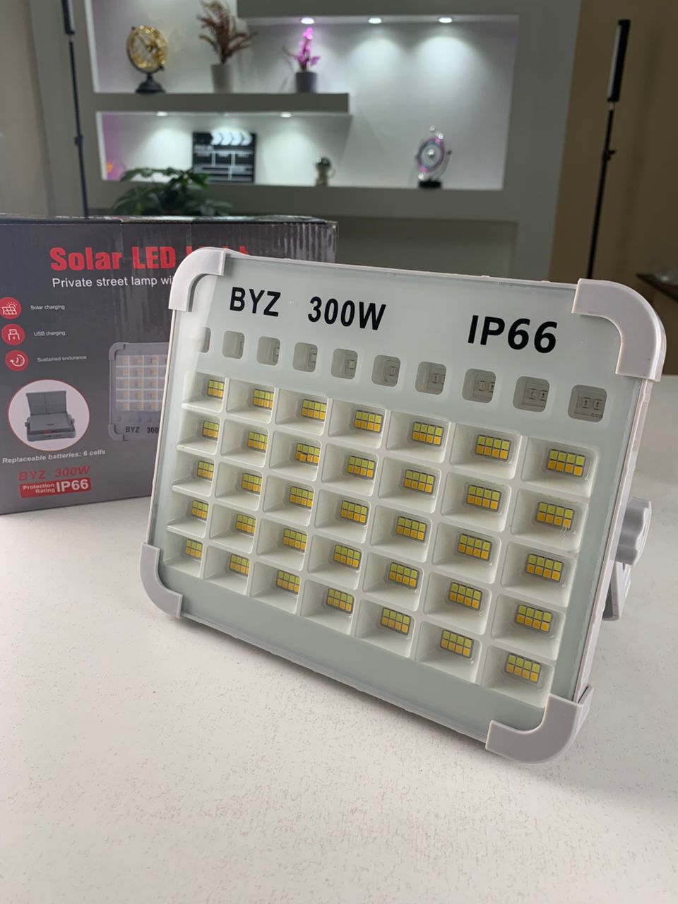 Lampe Solaire Rechargeable LED 300 W Portable et Magnétique 26000LM – مصباح محمول قابل للشحن بالطاقة الشمسية