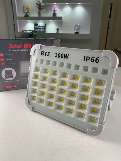 Lampe Solaire Rechargeable LED 300 W Portable et Magnétique 26000LM – مصباح محمول قابل للشحن بالطاقة الشمسية