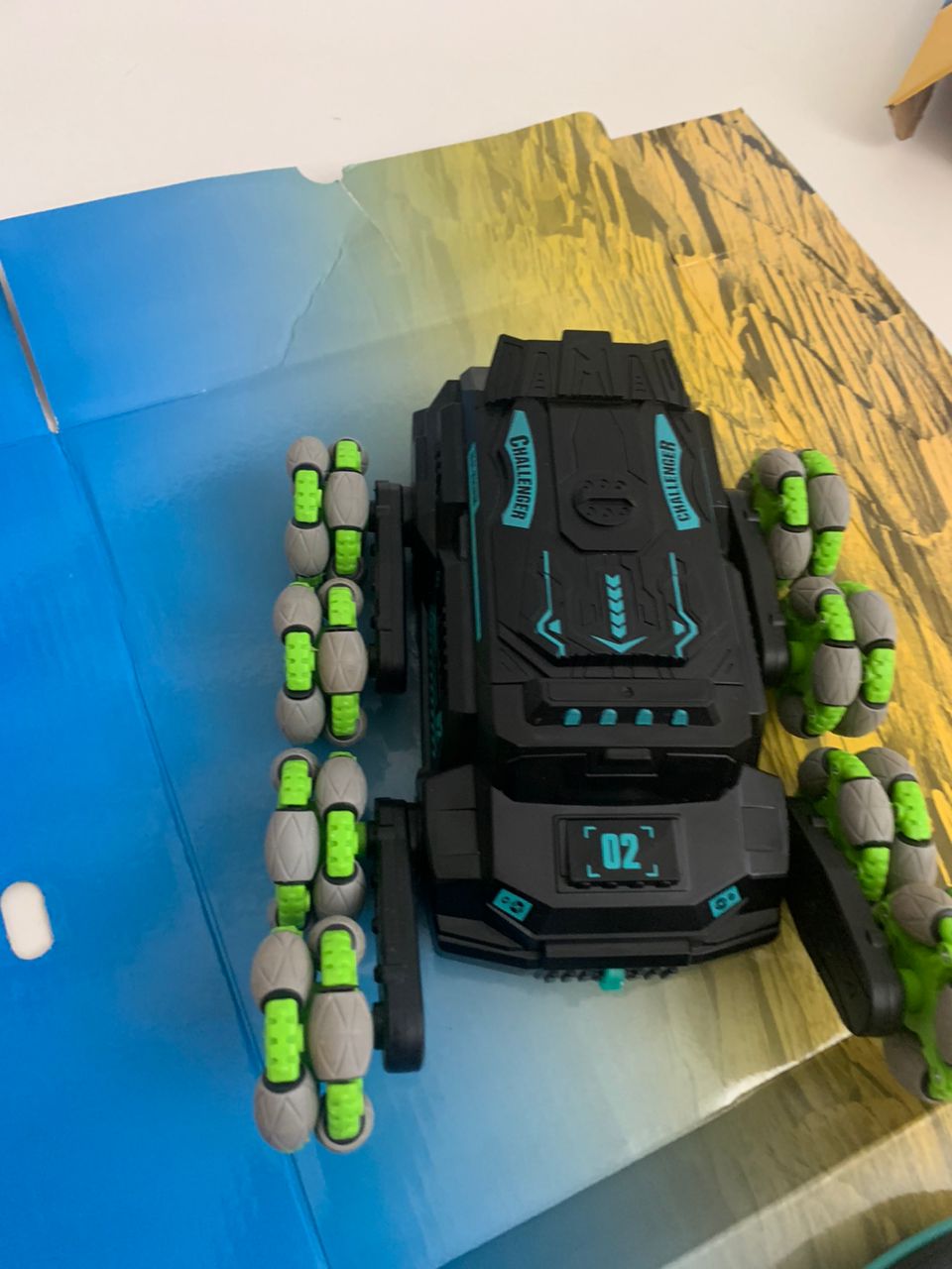 Voiture Telecommandé Enfant avec Spray et Lumières LED et Huit Roues